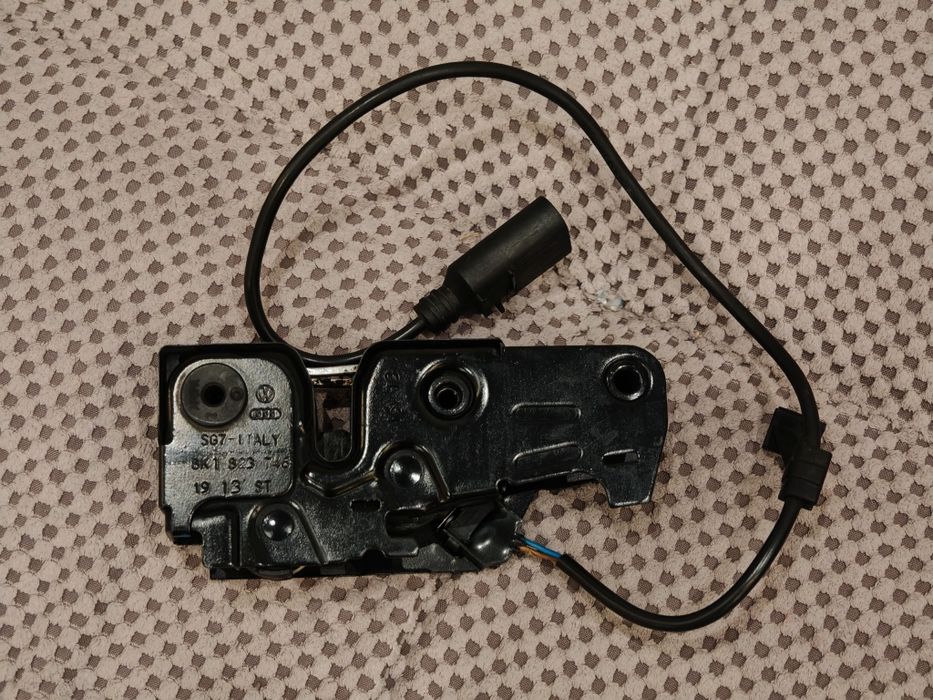 Заключващ механизъм / Ключалка за преден капак Audi A4 B8