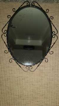 Елипсовидно огледало във рамка от ковано желязо.