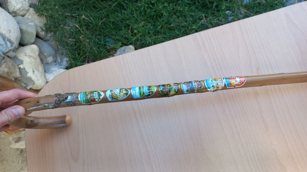 Туристически бастун с значки