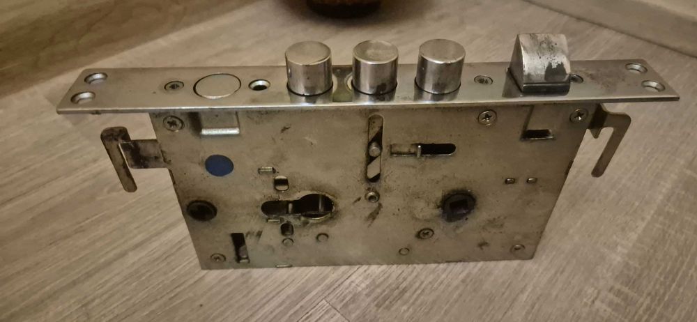 Продавам брава патрон и дръжки за врата