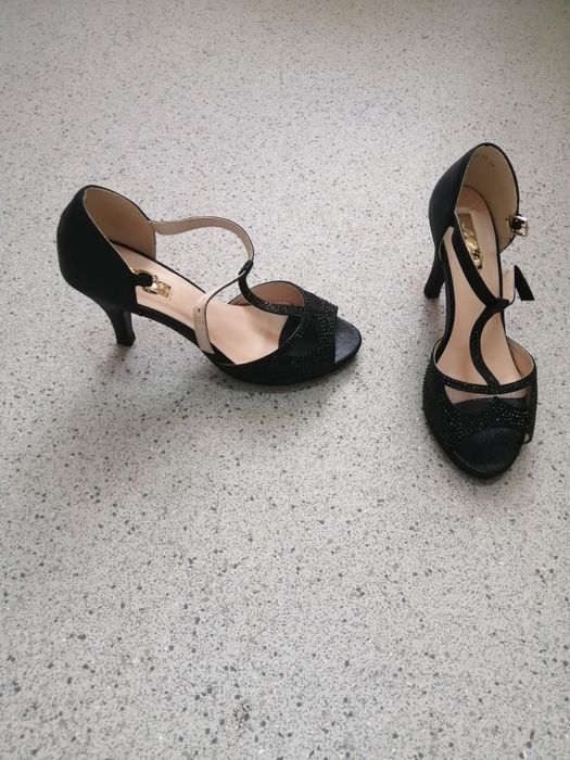 Vând sandale cu toc.
