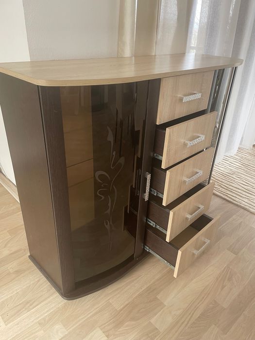 Comoda cu doua usi si cinci sertare