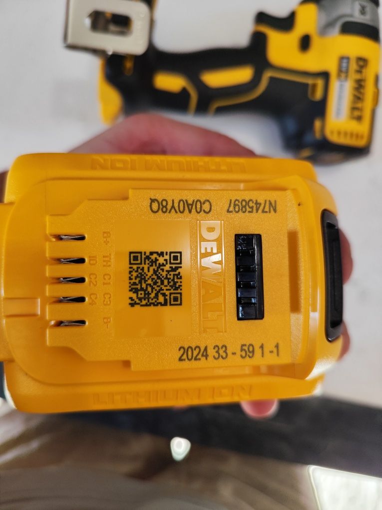 Безчетков акумулаторен импактдрайвър Девалт DeWALT DCF887 + 5 Ah