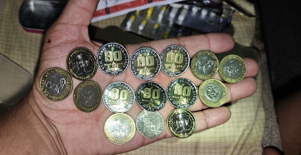 Монет наминалом в 100, 200, и 50 тенге