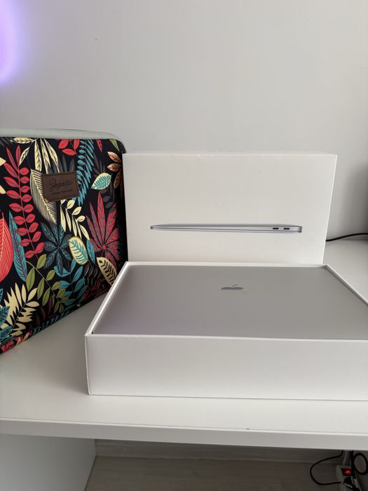 MacBook Air 13 IMPECABIL, CA NOU, 7 cicluri de incarcare, Baterie 100%