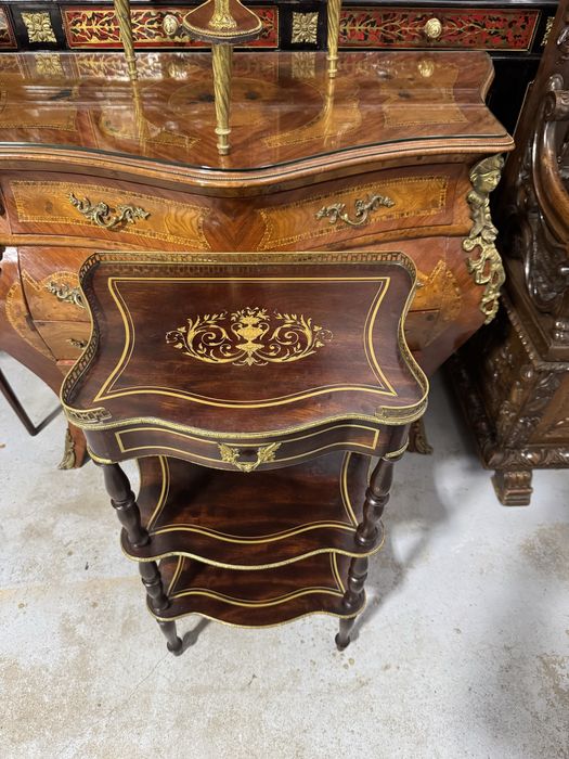 Etajera nepoleon III, cu intarsii si ornamente din alama