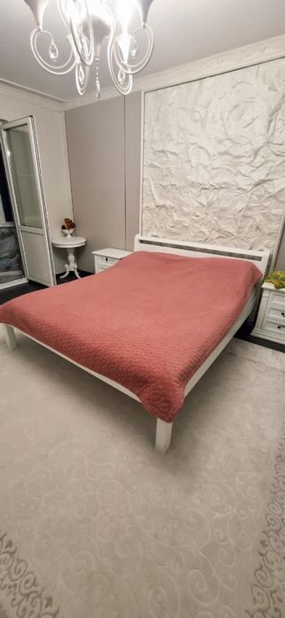 2 спальная кравать с двумя тумбами