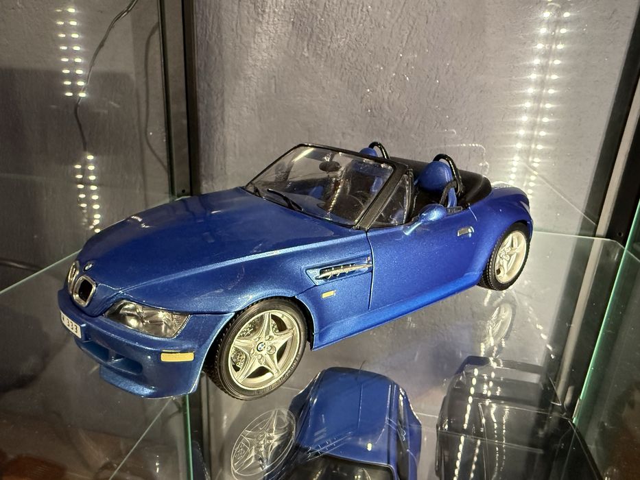 Различни модели 1:18 коли