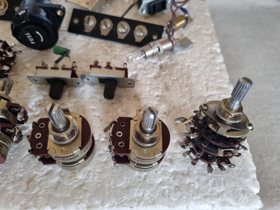 Pachet Potentiometre Alps, Comutatoare, etc. Perfecta stare.