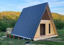Cabane stil-frame si case din lemn la gata sau la rosu