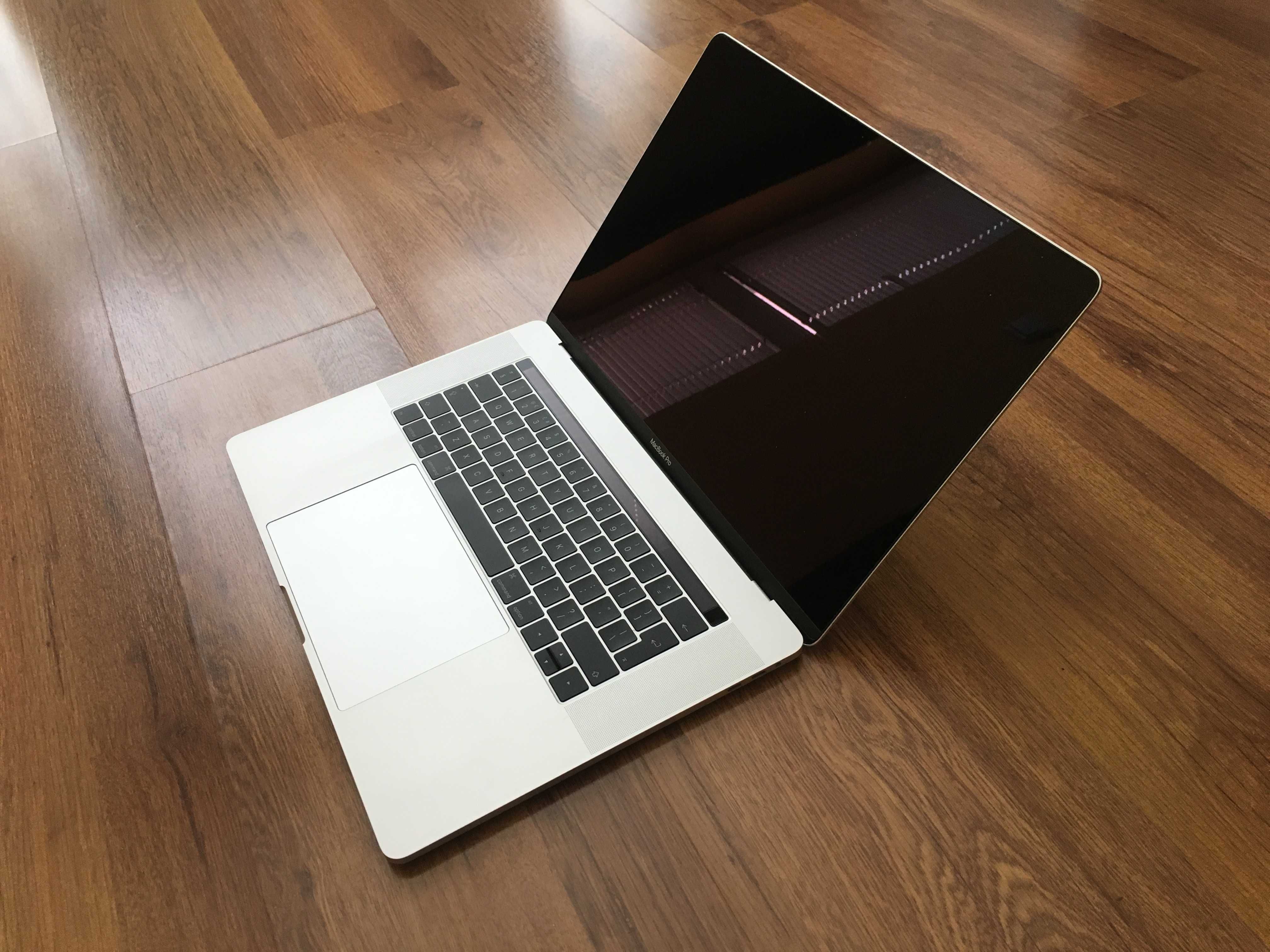 15.4' Core i7 Apple MacBook Pro Mid 2017 16GB RAM/512GB SSD/Radeon 560