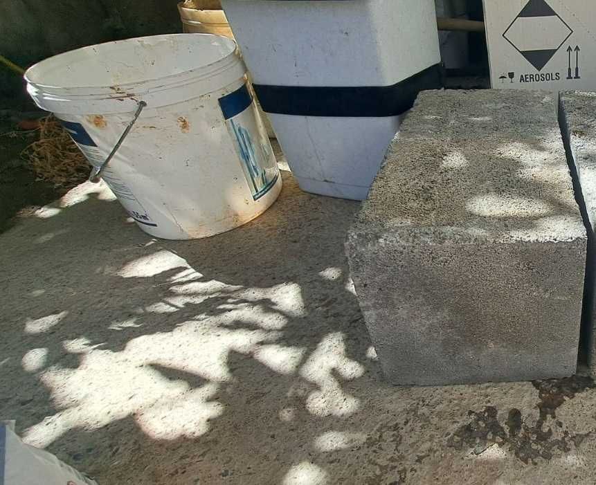 Продавам бетонни тухли
