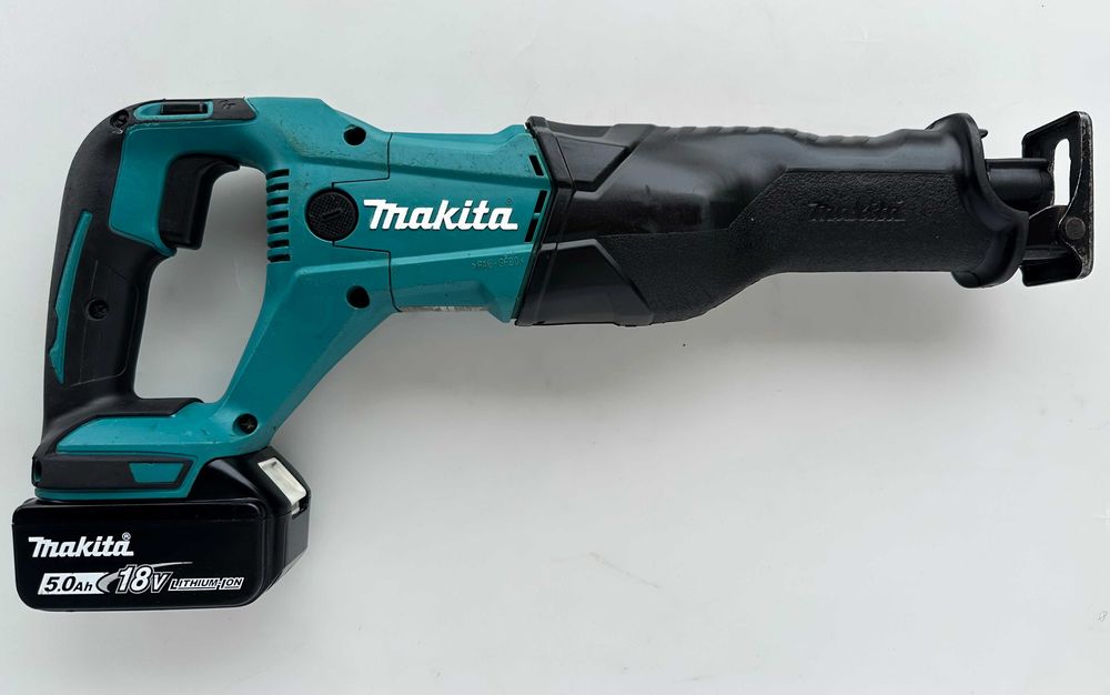 Makita DJR186 - Акумулаторен саблен трион 2x18V 5.0Ah