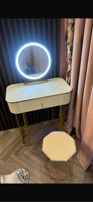 Продам туалетный столик