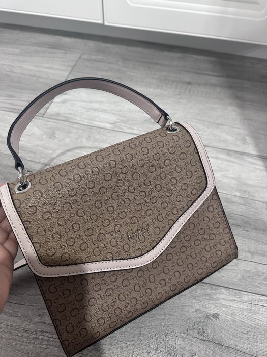 Geanta  de mana/ umer Guess purtata de 2/3 ori