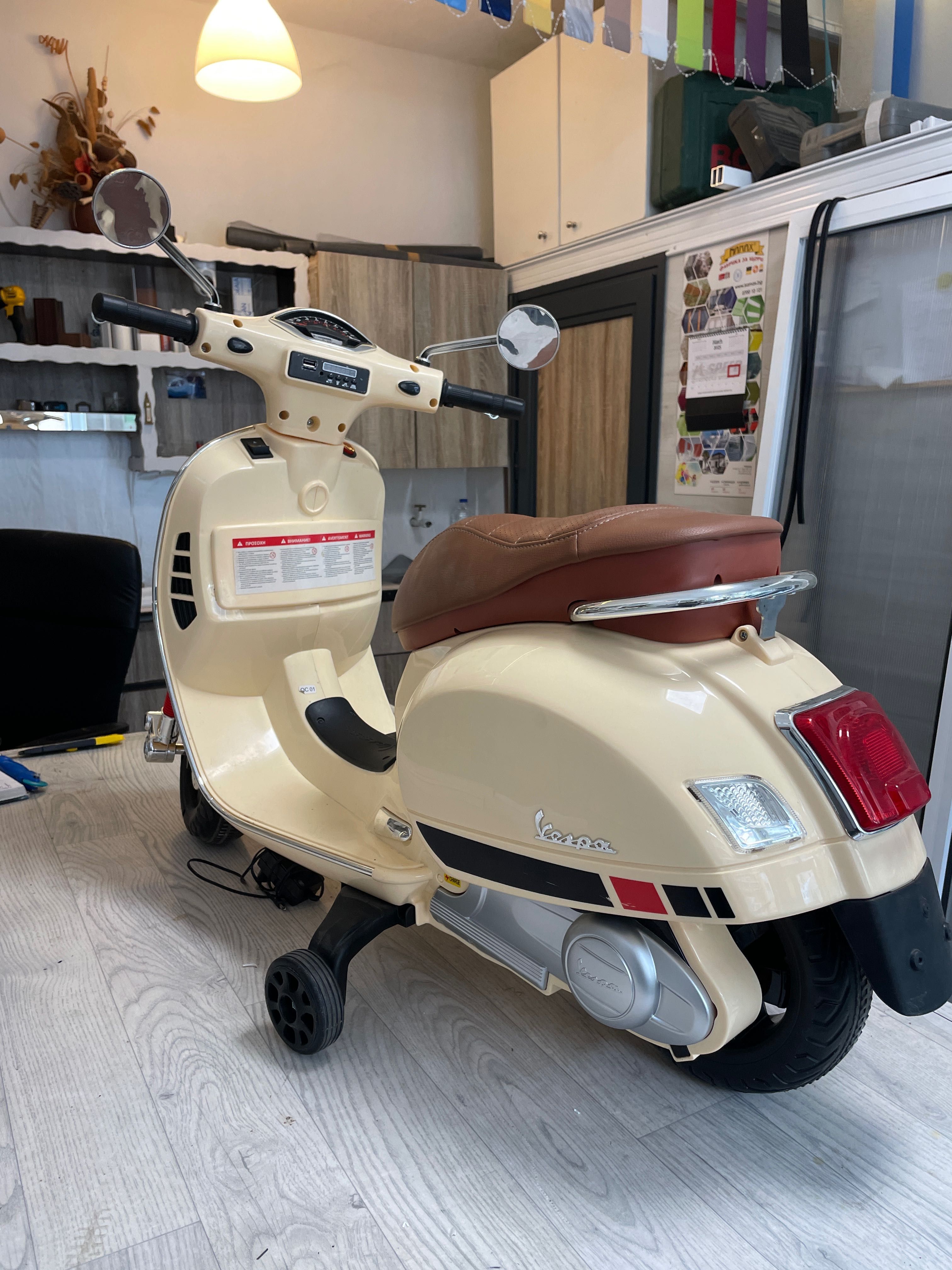 Акумулаторен скутер Vespa 6V със звук и светлини!