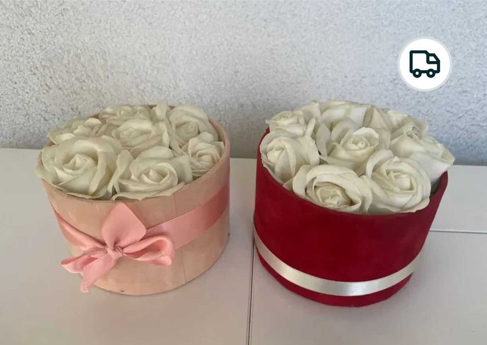Trandafiri din sapun alb in cutie de catifea rosu bordo