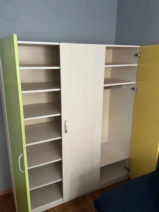 Комплект мебели две легла и гардероб за обзавеждане на спалня