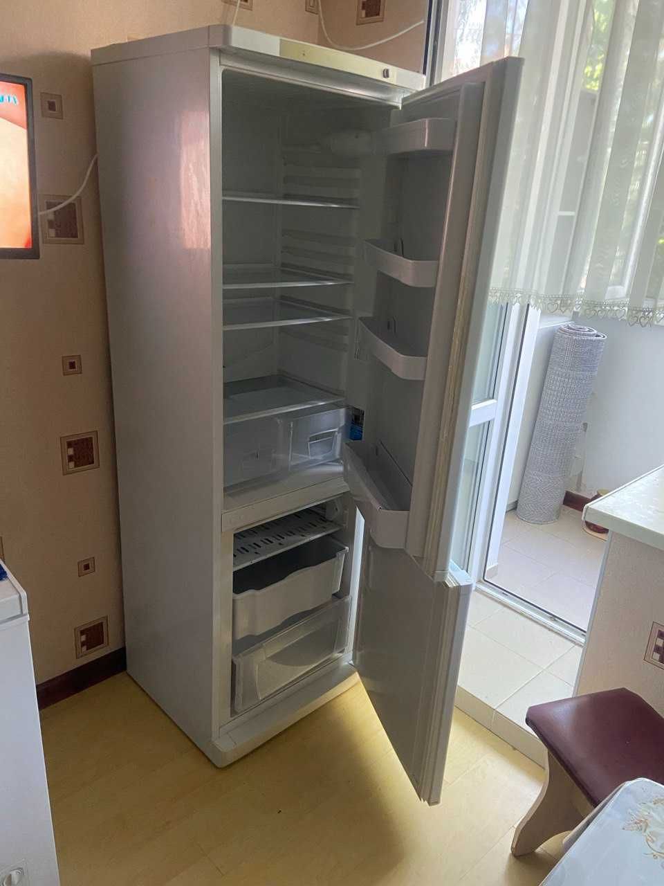Холодильник Indesit — работает отлично! Недорого!