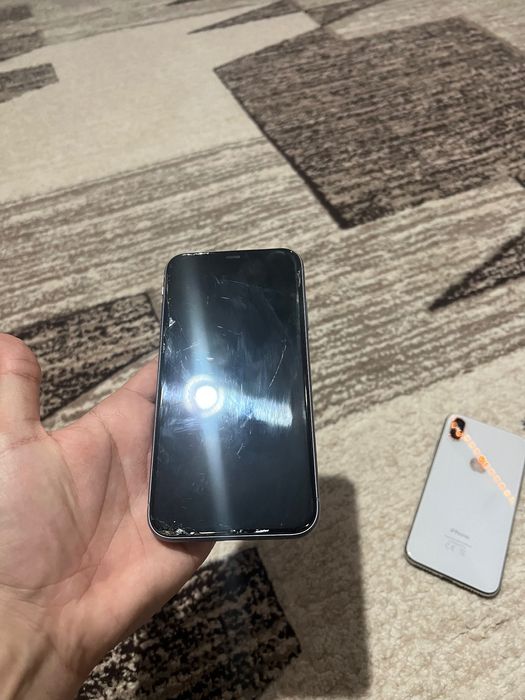 Vând 2 iphone-uri stricate, unul iphone 11 celălalt iphone X