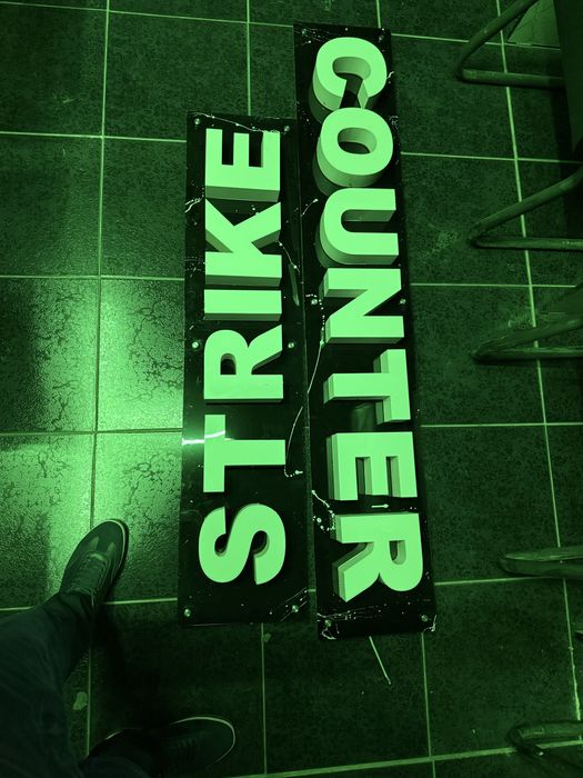 Kompyuterxona jihozlari stol,stul,reklamalar sotiladi