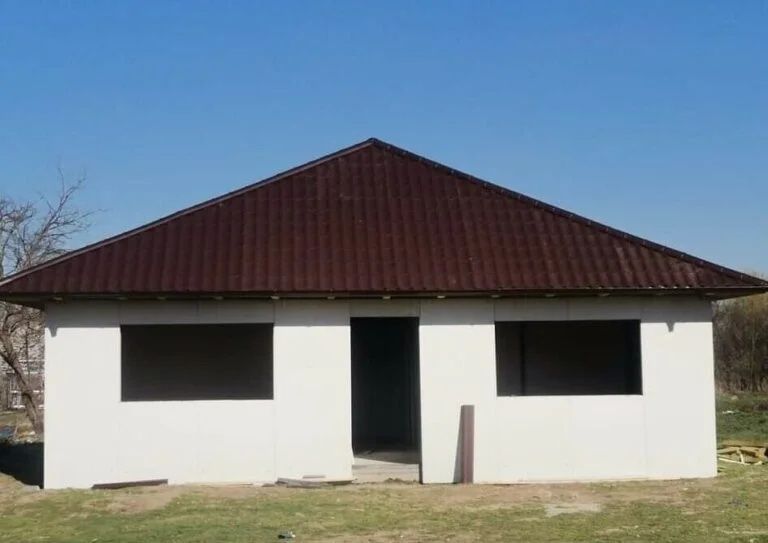Cabane stil-Aframe și case pe structura de lemn masiv la gata său rosu