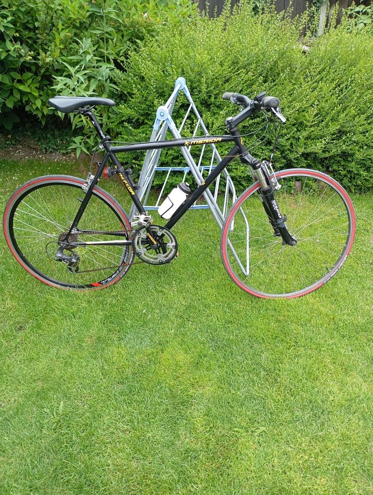 Bicicleta cursiera făcută din bucăți .Piesele au fost montate de mine.