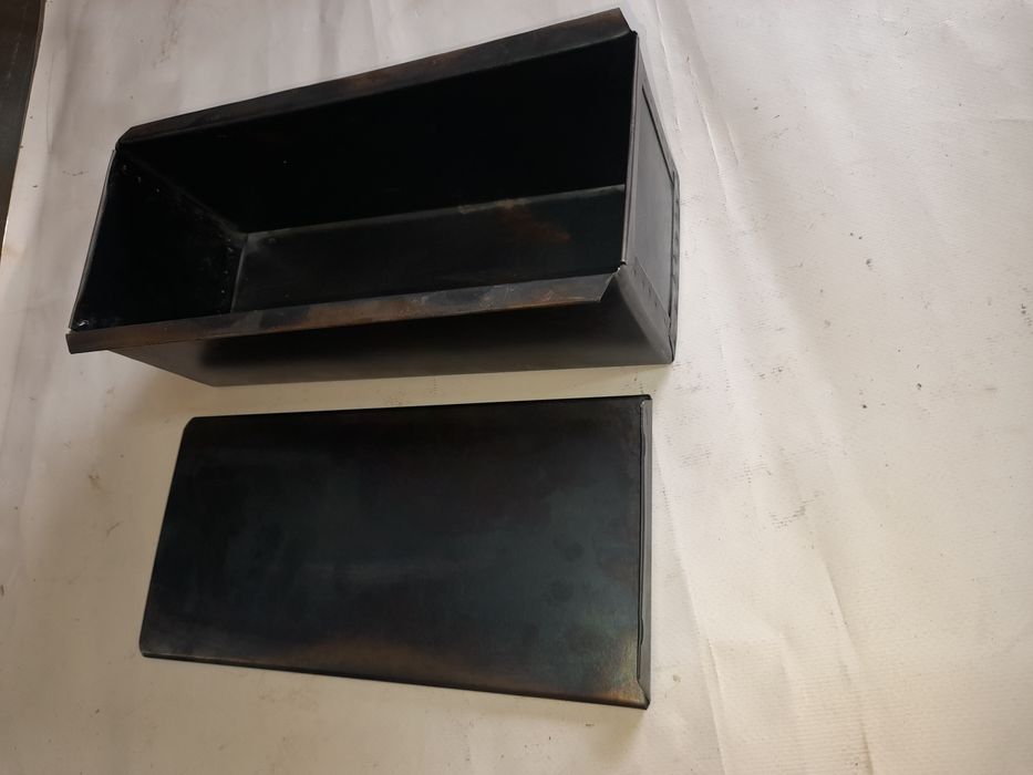 Tăva pentru copt pâine toast cu șină și capac culisabil .