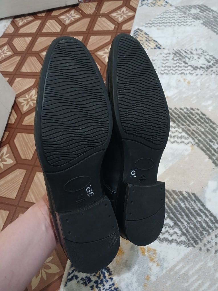 Продам туфли мужские 43 размера качественные,  новая