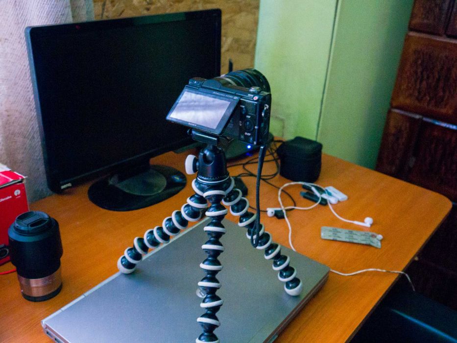 Aparat foto Sony a 5000 cu obiectiv si acesorii .