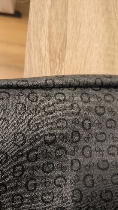 Оригинална черна чанта Guess.