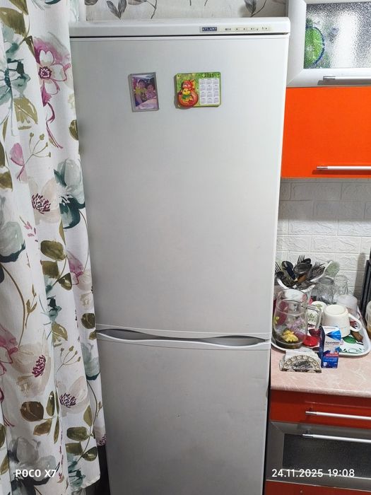 Прадаю холодильник Атлант