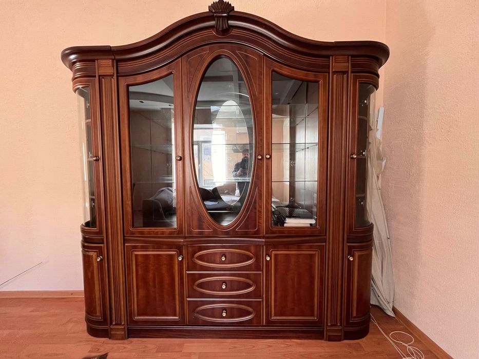 Сервант-витрина в гостиную, шкаф в детскую