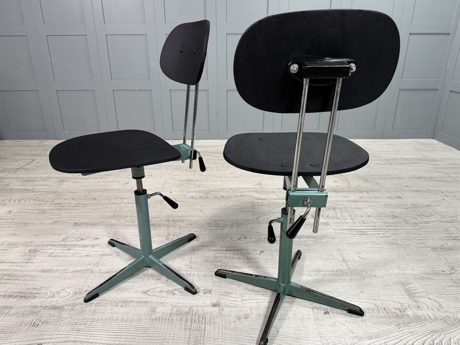 Винтидж индустриални работни столове Р460