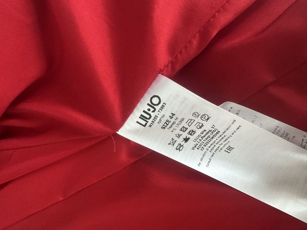 Продавам дамско сако Lui Jo