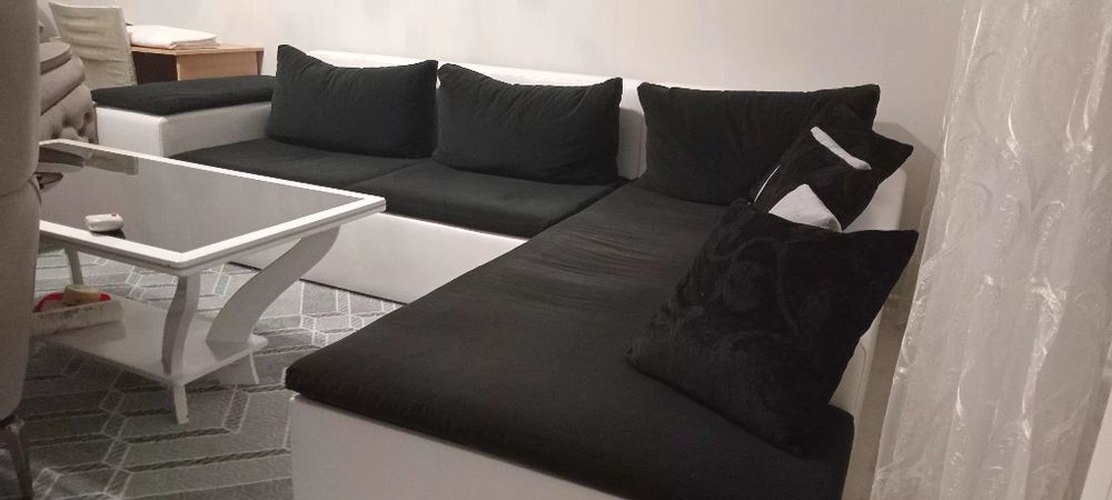 Ъглов диван с 2 табуретки