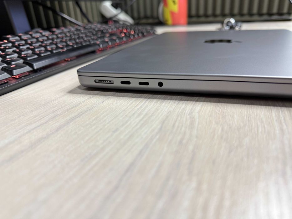 Mackbook Pro M1 Pro chip, 90% battery, 14 dyum display, 16/512 gb