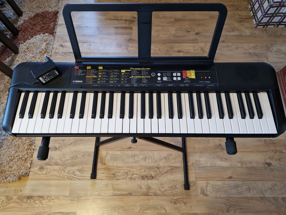 Vând Orgă Yamaha PSR-F52 + Stativ