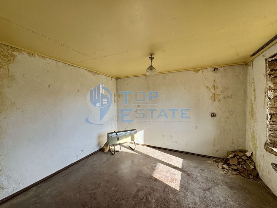 Тухлена къща с кладенец и допълнителна постройка в село Долна Липница