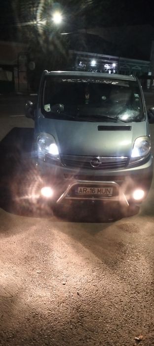 Vând Opel vivaro mixt motor 2 litri pe lanț 6 locuri plus dubă i