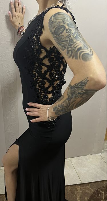 Дълга, официална рокля с гол гръб