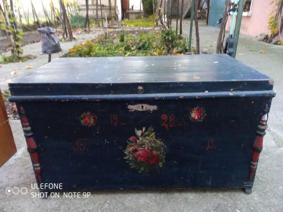 Стар сандък на 100 години