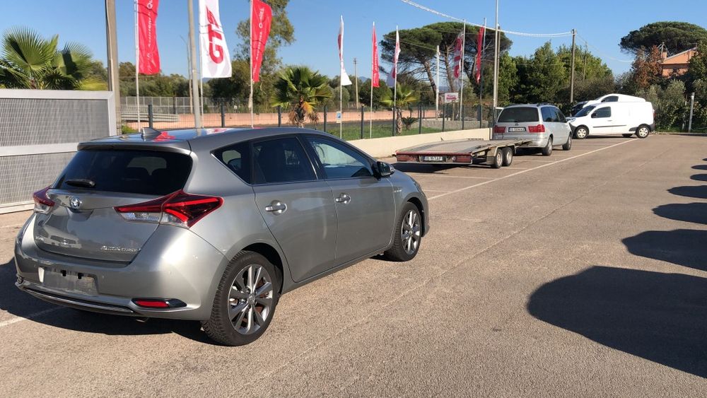 Vând toyota auris  hybrid 2017