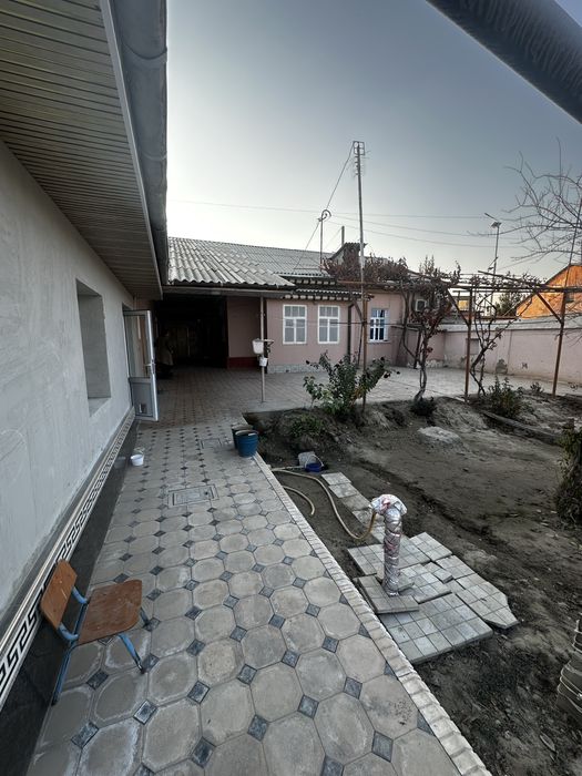 Uy sotiladi,xovli ,holati zur,5 sotok ,narxi kelishiladi
