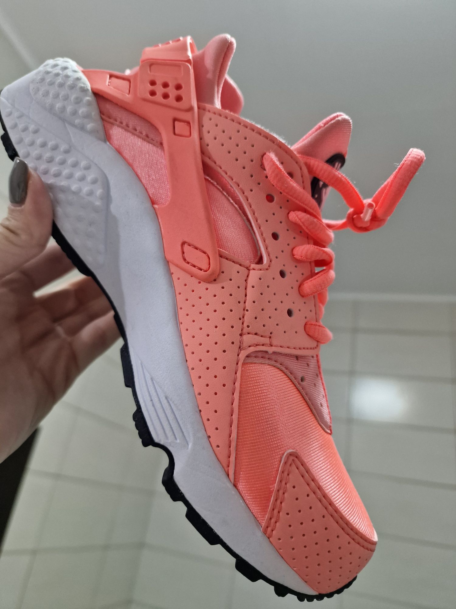 Vând Adidași Nike Huarache