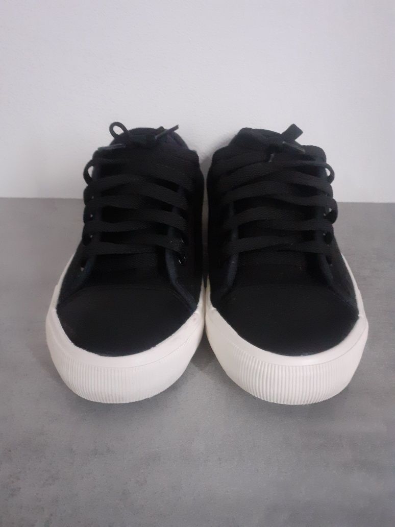 Vans      Converse     F&F