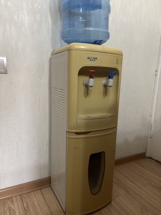 Продам диспенсер для воды с баком