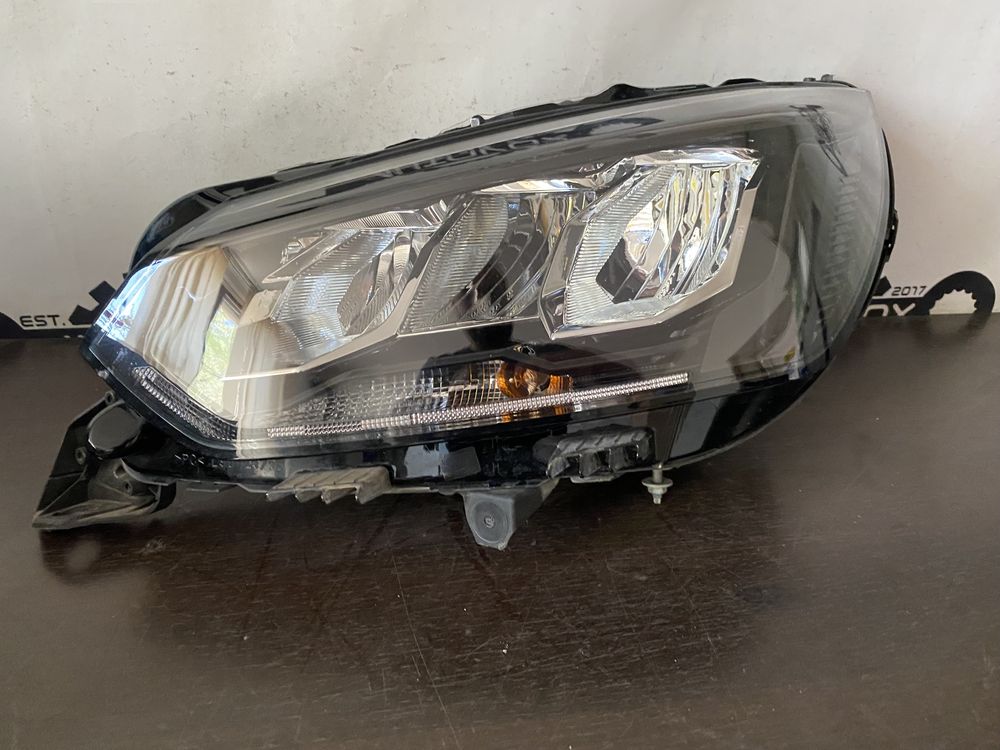 Far stanga full led Peugeot 208 an 2019-2022