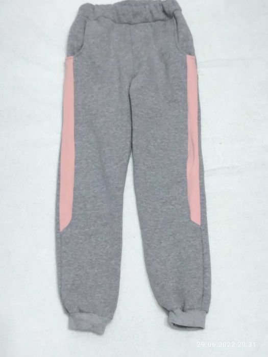 Спортивный костюм + безрукавка.