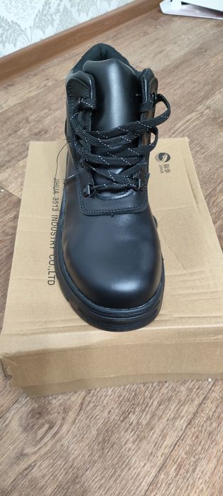 Продам зимнию спецобувь размер 42